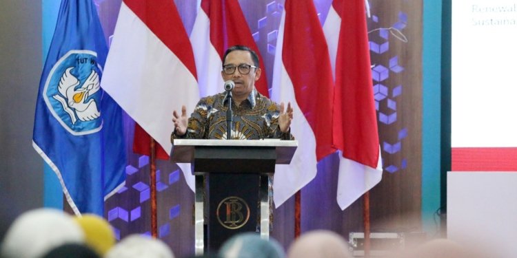 Deputi Gubernur BI, Juda Agung, memberikan materi pada acara “Bank Indonesia Mengajar” yang berlangsung di Aula FMIPA USK, Senin (7/8/2023). (Foto: Alibi/Dok. Humas USK)