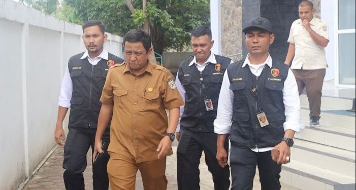 Satreskrim Polresta Banda Aceh menangkap Kepala Dinas PUPR Kota Banda Aceh M Yasir. (Foto: Alibi/Dok. Polresta Banda Aceh)
