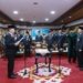 Penjabat Gubernur Aceh, Achmad Marzuki, saat melantik dua direktur pada Bank Aceh Syariah periode 2023-2027, di Banda Aceh, Selasa (8/8/2023). (Foto: Alibi/Dok. Humas Aceh)