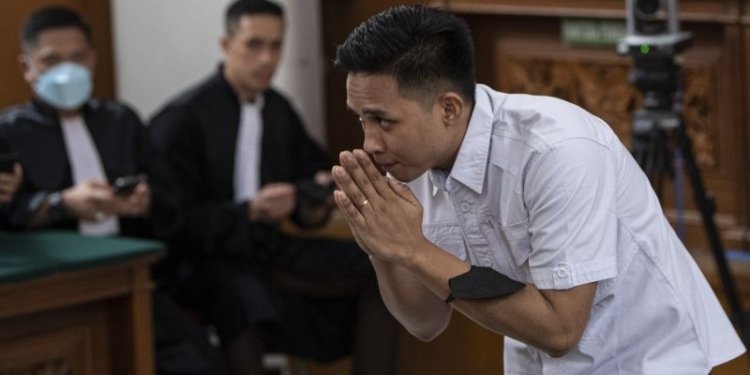 Arsip foto - Terdakwa kasus pembunuhan berencana Brigadir Yosua Hutabarat, Richard Eliezer alias Bharada E dalam sidang putusan di Pengadilan Negeri Jakarta Selatan, Jakarta, Rabu (15/2/2023). (Foto: Dok. Antara/Sigid Kurniawan/hp)