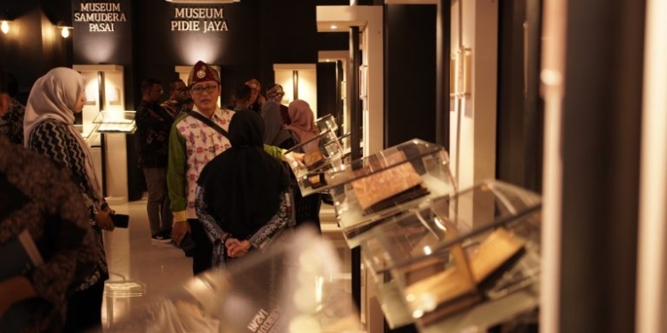 Para pengunjung pameran koleksi filologika di Museum Aceh. (Foto: Alibi/Dok. Disbudpar Aceh)