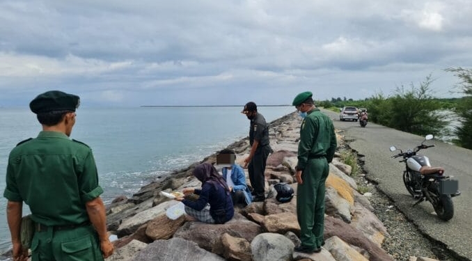 Satpol PP dan WH lakukan razia penegakan syariat Islam di salah satu lokasi wisata di Banda Aceh. (Foto: Alibi/Dok. Diskominfo Banda Aceh)