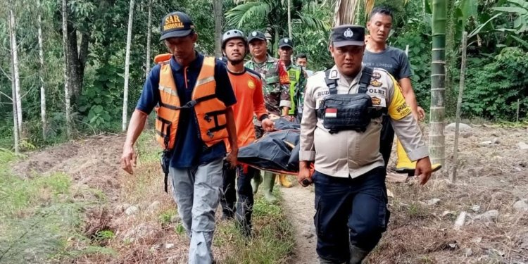 Evakuasi jasad korban yang hanyut di sungai Peusangan. (Foto: Alibi/Dok. Polres Bener Meriah)