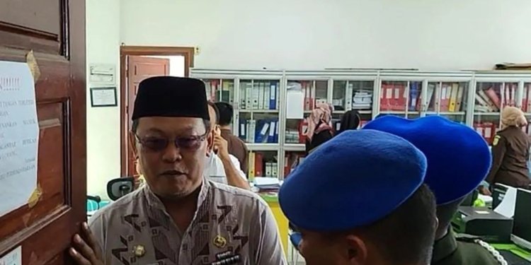 Ruangan perbendaharaan Kantor DPKD Kota Lhokseumawe dijaga ketat saat penggeledahan atas dugaan korupsi penggelapan pajak penerangan jalan, Jumat (11/8/2023). (Foto: Dok. Antara/Dedy Syahputra)