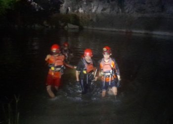 Proses evakuasi wisatawan asal Medan dari tebing Pucok Krueng, Aceh Besar. (Foto: Alibi/Dok. Basarnas Banda Aceh)