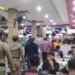 Forkopimda Banda Aceh saat melakukan pemantauan aktivitas masyarakat di salah satu warkop, di Banda Aceh, Minggu (13/8/2023) dini hari. (Foto: Antara/Rahmat Fajri)
