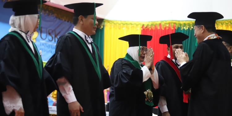 Ketua Senat Akademik USK, Prof Abubakar, mengukuhkan lima profesor baru USK yang berlangsung di gedung AAC Dayan Dawood, Banda Aceh (14/8/2023). (Foto: Alibi/Dok. Humas USK)