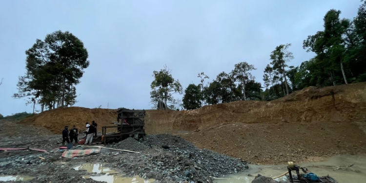 Polisi mendatangi lokasi tambang ilegal di Desa Geudong, Kecamatan Sungai Mas, Kabupaten Aceh Barat. (Foto: Alibi/Dok. Polda Aceh)
