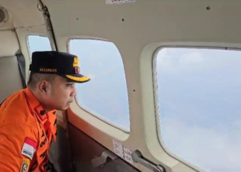 Kepala Basarnas Nias, Octavianto, bersama crew pesawat Susi Air melakukan pencarian terhadap kapal wisatawan yang hilang di Aceh Singkil. (Foto: Alibi/Dok. Basarnas Nias)