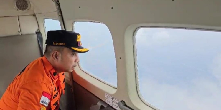 Kepala Basarnas Nias, Octavianto, bersama crew pesawat Susi Air melakukan pencarian terhadap kapal wisatawan yang hilang di Aceh Singkil. (Foto: Alibi/Dok. Basarnas Nias)