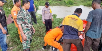 Tim SAR melakukan pencarian terhadap dua orang anak hilang terbawa arus sungai Krueng Lehob, Aceh Utara. (Foto: Alibi/Dok. Polres Aceh Utara)