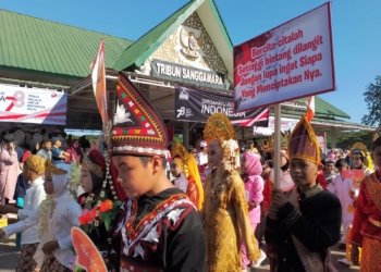 Peserta Pawai Budaya HUT ke-78 RI di Banda Aceh. (Foto: Alibi/Fahzian Aldevan)