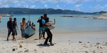 Nelayan Pulo Aceh menyelamatkan seorang wanita yang lompat ke laut dari KMP Aceh Hebat. (Foto istimewa)
