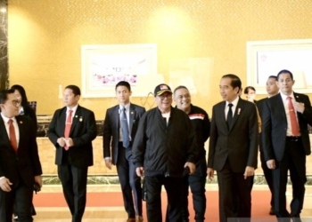 Presiden RI Joko Widodo (dua kanan) berjalan bersama Ketua Umum Partai Hanura Oesman Sapta Odang (tiga kanan) di lobi salah satu hotel di Medan, Sumatra Utara, Minggu (20/8/2023). (Foto: Antara/HO-Dokumentasi Partai Hanura)