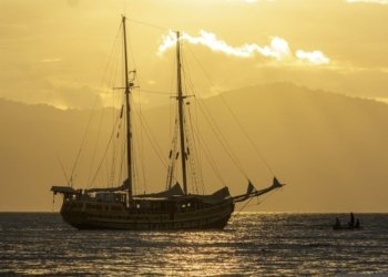 Foto arsip - Perahu nelayan melintas di dekat kapal Arka Kinari yang membuang sauh di Pantai Mamboro, Teluk Palu, Palu, Sulawesi Tengah, Sabtu (22/7/2023). (Foto: Dok. Antara/Basri Marzuki/foc)