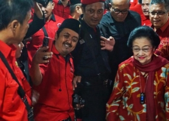 Ketua Umum PDIP Megawati Soekarnoputri menyapa para kader di Kantor DPD PDIP DIY, Kota Yogyakarta, Selasa (22/8/2023). (Foto: Dok. CNN Indonesia/Tunggul)