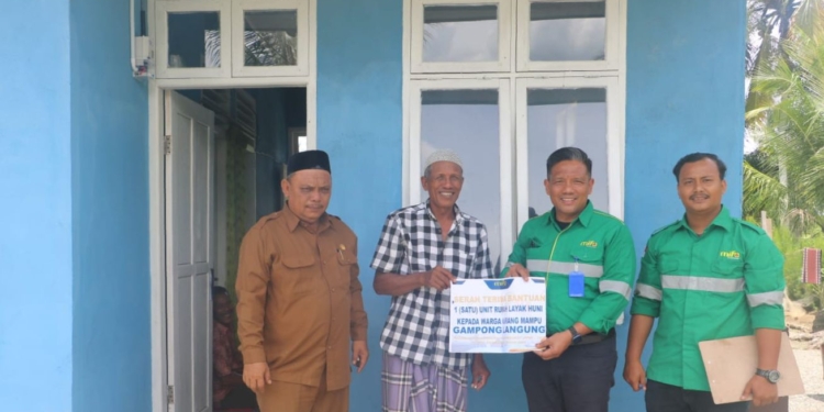 PT Mifa Bersaudara serahkan bantuan rumah layak huni untuk Sofyan (55), yang berprofesi sebagai nelayan, warga Gampong Langung, Kecamatan Meureubo, Aceh Barat. (Foto untuk Alibi)