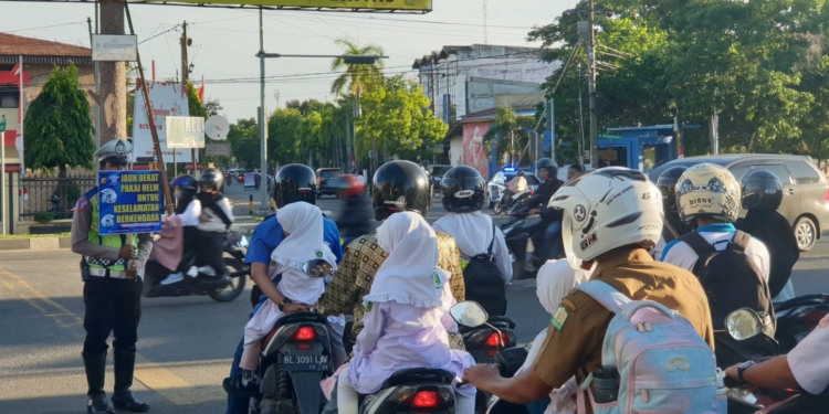 Satlantas Polresta Banda Aceh melakukan sosialisasi dan imbauan kepada pengendara sepeda motor untuk taat menggunakan helm. (Foto: Alibi/Dok. Polresta Banda Aceh)