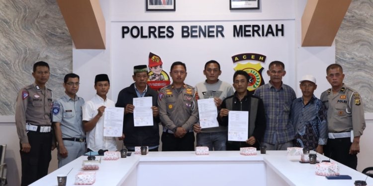 Pertemuan kedua belah pihak kasus kecelakaan lalu lintas mobil Toyota Avanza dengan truk Fuso. (Foto: Alibi/Dok. Polres Bener Meriah)