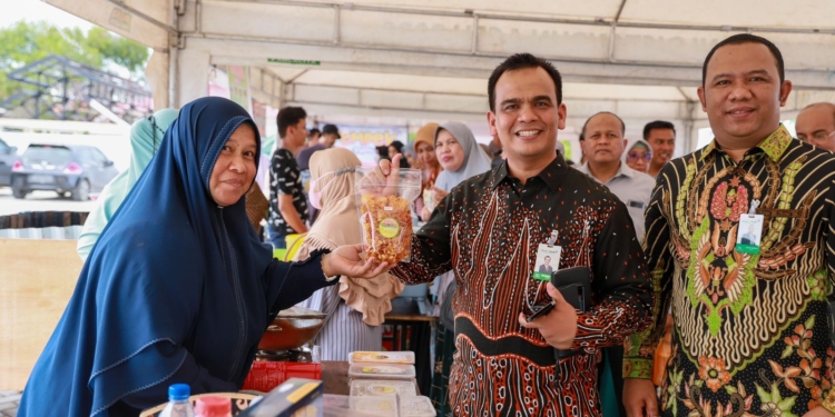 Direktur Utama Bank Aceh, Muhammad Syah mengunjungi gerai UMKM di Pasar Tani. (Foto: Alibi/Dok. Bank Aceh)