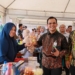 Direktur Utama Bank Aceh, Muhammad Syah mengunjungi gerai UMKM di Pasar Tani. (Foto: Alibi/Dok. Bank Aceh)