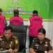 Tiga tersangka dugaan korupsi dana BOS pada Dinas Dikbud Maluku Tengah ditahan jaksa, Jumat (25/8/2023). (Foto: Antara/HO/Kejati Maluku)