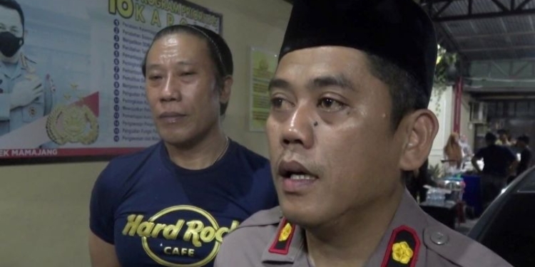 Kapolsek Mamajang Komisaris Polisi (Kompol) Zulkarnain (kanan) didampingi jajarannya saat memberikan keterangan di kantornya, Makassar Sulawesi Selatan. (Foto: Dok. Antara)