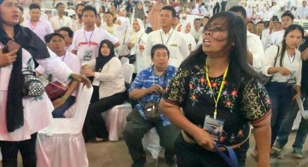 Wanita berbuat rusuh saat kedatangan Presiden Jokowi ke acara Rembuk Kemerdekaan Relawan Bobby Nasution. (Foto: Dok. Kartika Sari/detikSumut)