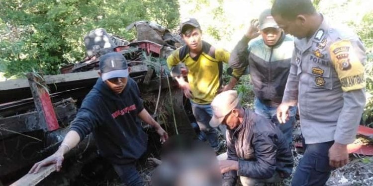 Polisi dibantu warga melakukan evakuasi terhadap korban truk jatuh ke jurang Enang-Enang, Bener Meriah, Aceh. (Foto: Alibi/Dok. Polres Bener Meriah)
