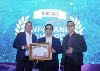 Direktur Utama Bank Aceh, Muhammad Syah, (tengah) menerima penghargaan Infobank Awards 2023. Penghargaan diberikan oleh CEO Infobank Media Group, Eko B Supriyanto (kanan), di Jakarta, Jumat (25/8/2023). (Foto: Alibi/Dok. Bank Aceh)
