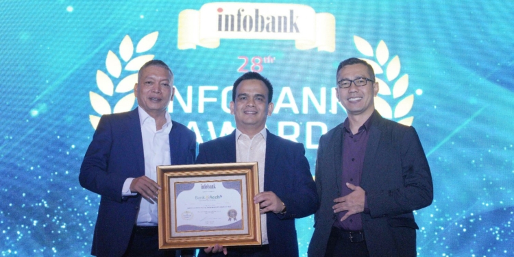 Direktur Utama Bank Aceh, Muhammad Syah, (tengah) menerima penghargaan Infobank Awards 2023. Penghargaan diberikan oleh CEO Infobank Media Group, Eko B Supriyanto (kanan), di Jakarta, Jumat (25/8/2023). (Foto: Alibi/Dok. Bank Aceh)