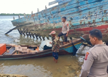 Polisi dibantu warga mengevakuasi korban sampan terbalik di perairan Alur Bate, Gampong Kuala Langsa, Kecamatan Langsa Barat, Kota Langsa, Aceh. (Foto: Alibi/Dok. Polres Langsa)