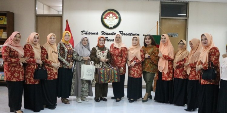 Ketua Dharma Wanita Persatuan (DWP) Aceh Ny Mellani Subarni, hadir dalam acara  silaturahmi bersama Pengurus Dharma Wanita Persatuan (DWP) Pusat. (Foto: Alibi/Dok. Humas Aceh)