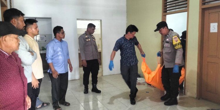 Polisi melakukan olah tempat kejadian perkara kasus kematian MF (21) mahasiswi Universitas Syiah Kuala Banda Aceh. (Foto: Alibi/Dok. Polisi)