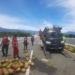 Pikap angkut kelapa terbalik di jalan Tol Sigli - Banda Aceh. (Foto: Dok. Hutama Karya)
