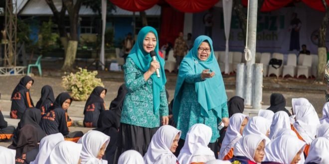 Pj Ketua TP-PKK Aceh, Ayu Marzuki, saat memandu acara aksi bergizi dan Sosialisasi Tablet Tambah Darah untuk siswi dari 12 SMA/SMK Kota Banda Aceh. (Foto: Alibi/Dok. Humas Aceh)