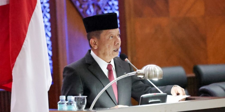 Penjabat (Pj) Gubernur Aceh, Achmad Marzuki saat menyampaikan jawaban/tanggapan atas pendapat Badan Anggaran DPRA. (Foto: Alibi/Dok. Humas Aceh)
