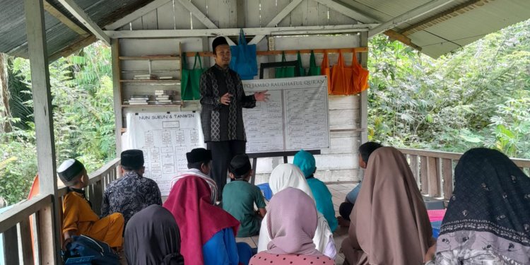 Tabsyir Masykar menjajar Aleh Ba di Jambo Raudhatul Qur'an Meulaboh. (Foto: Alibi/Dok. Kemenag RI)