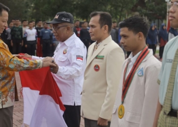 Pj Gubernur Aceh, Achmad Marzuki, membagikan secara simbolis Bendera Merah Putih kepada ribuan pelajar dan pengurus organisasi masyarakat di Aceh. (Foto: Alibi/Dok. Humas Aceh)