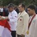 Pj Gubernur Aceh, Achmad Marzuki, membagikan secara simbolis Bendera Merah Putih kepada ribuan pelajar dan pengurus organisasi masyarakat di Aceh. (Foto: Alibi/Dok. Humas Aceh)