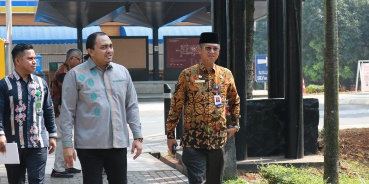 Asisten Administrasi Umum Sekda Aceh, Iskandar, didampingi kepala BPPA Akkar Arafat dan Kabag Materi dan Komunikasi Pimpinan pada Biro Adpim Setda Aceh, M Gade, saat meninjau Bazar Kuliner Produk Unggulan Khas Aceh di TMII Jakarta. (Foto: Alibi/Dok. Humas Aceh)