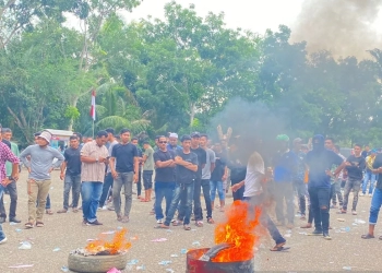 Peserta aksi demo di PT PAG membakar ban di depan pintu gerbang perusahaan, Lhokseumawe, Kamis (10/2023). (Foto: Dok. Antara/HO-Warga)