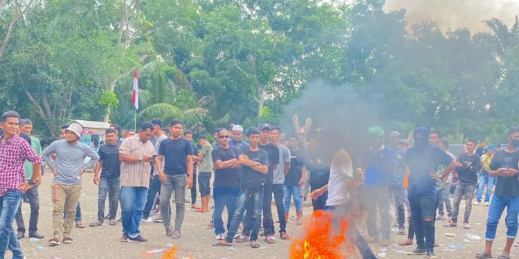 Peserta aksi demo di PT PAG membakar ban di depan pintu gerbang perusahaan, Lhokseumawe, Kamis (10/2023). (Foto: Dok. Antara/HO-Warga)