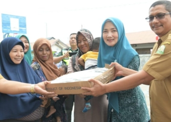 Pj Ketua Tim Penggerak PKK Aceh, Ayu Marzuki, menyerahkan 600 kilogram ikan beku kepada warga di Meunasah Gampong Kajhu Indah, Kecamatan Baitussalam, Aceh Besar. (Foto: Alibi/Dok. Humas Aceh)