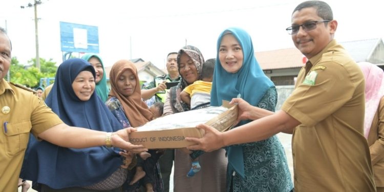 Pj Ketua Tim Penggerak PKK Aceh, Ayu Marzuki, menyerahkan 600 kilogram ikan beku kepada warga di Meunasah Gampong Kajhu Indah, Kecamatan Baitussalam, Aceh Besar. (Foto: Alibi/Dok. Humas Aceh)