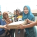 Pj Ketua Tim Penggerak PKK Aceh, Ayu Marzuki, menyerahkan 600 kilogram ikan beku kepada warga di Meunasah Gampong Kajhu Indah, Kecamatan Baitussalam, Aceh Besar. (Foto: Alibi/Dok. Humas Aceh)