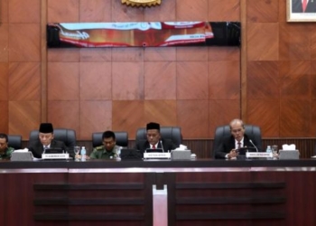 Penjabat Gubernur Aceh, Achmad Marzuki, hadiri paripurna DPRA terkait APBA 2022. (Foto: Alibi/Dok. Humas Aceh)