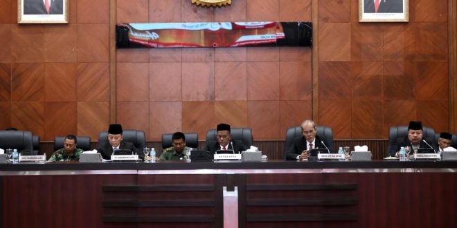 Penjabat Gubernur Aceh, Achmad Marzuki, hadiri paripurna DPRA terkait APBA 2022. (Foto: Alibi/Dok. Humas Aceh)