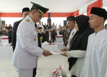 Penjabat Gubernur Aceh Achmad Marzuki, menyerahkan SK remisi umum tahun 2023 kepada Warga Binaan Pemasyarakatan (WBP) dalam rangka peringatan HUT ke-78 Kemerdekaan RI. (Foto: Alibi/Dok. Humas Aceh)