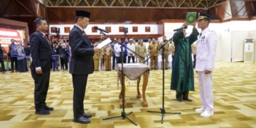 Penjabat Gubernur Aceh, Achmad Marzuki, mengambil sumpah jabatan dan melantik, Syaridin, sebagai Penjabat Walikota Langsa di Anjong Mon Mata, Banda Aceh, Selasa (29/8/2023). (Foto: Alibi/Dok. Humas Aceh)